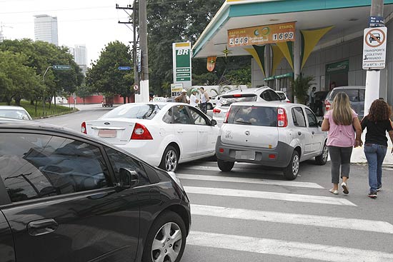 Fila de carros que esperam para encher o tanque em posto da zona oeste de São Paulo