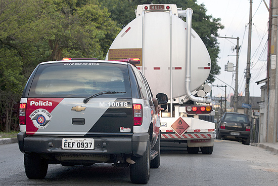 Policiais Militares escoltam caminhão de combustível; abastecimento é prejuicado por paralisação de caminhoneiros