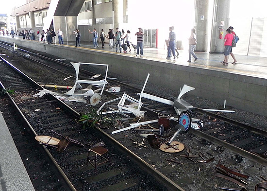 Objetos são quebrados por passageiros revoltados após problema em trem da CPTM na região do Brás, em SP