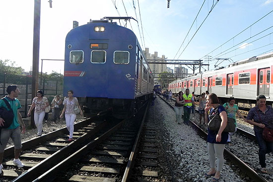 Passageiros descem na via após problema em trem da CPTM na região do Brás, na região central de SP