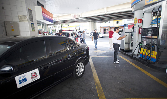 Polícia Civil e agentes do Procon fazem fiscalização em posto para apurar aumento no preço do combustível