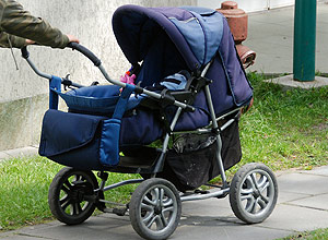 trusteeship childhood brotherhood walk care child kid boy baby carriage stroller siblings kinsfolk carrinho de bebê