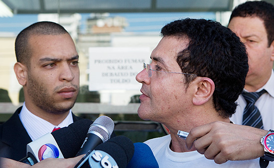 O cantor Beto Barbosa conversa com jornalistas após prestar depoimento no 27º DP, em São Paulo