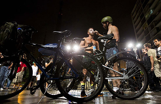 Ciclistas se preparam para a "Pedalada Pelada", em São Paulo, protesto por mais respeito no trânsito
