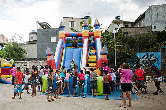 "Polos de Brincar" chega ao Itaim Paulista, na zona leste de SP; foto mostra crianças no escorregador inflável 