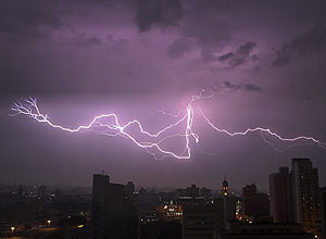 SÃO PAULO, SP, BRASIL, 13-03-2012, 20h00: Relampago cai sobre a região central de Sao Paulo durante a forte chuva desta tarde. (Foto: Carlos Cecconello/Folhapress, COTIDIANO) *** EXCLUSIVO FOLHA***