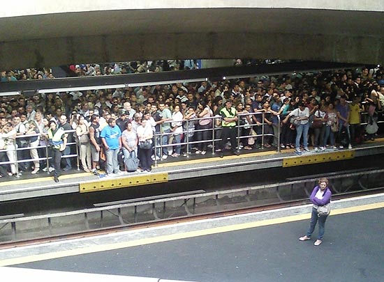 Leitor flagra plataforma da estação Sé do metrô lotada no embarque da linha 1-azul, sentido Jabaquara