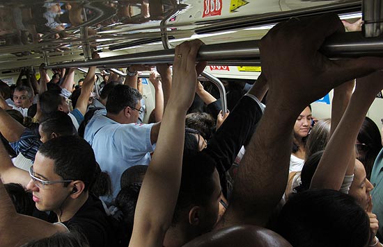 Vagão lotado na estação Sé do metrô, no sentido Barra Funda, após problema que afetou circulação de trens