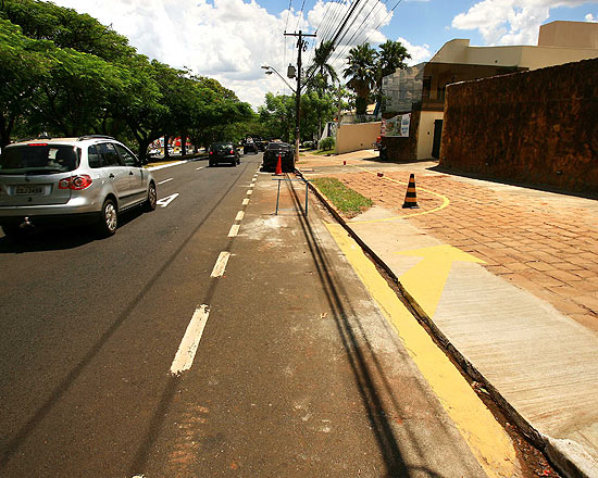 Fachada do colgio Rdius, em Ribeiro Preto (SP). Na calada, uma faixa amarela indica espao destinado a carros.