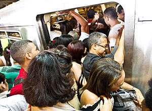 Passageiros tentam embarcar em vago na estao Brs, da linha 3-vermelha do metr; superlotao provoca transtornos