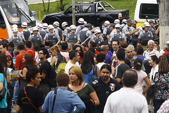 Professores fazem manifestação na zona sul de São Paulo para reivindicar a implementação da Lei do Piso