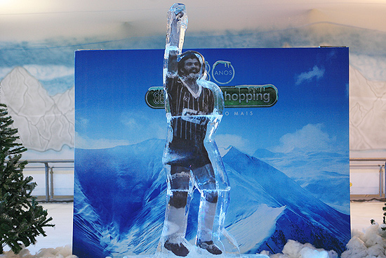 Escultura de gelo em homenagem ao ex-jogador Scrates exposta em shopping de Ribeiro