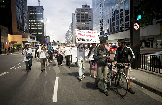 Manifestantes e ciclistas protestam no aniversrio de uma ano do fechamento do Cine Belas Artes, em SP