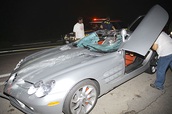 A Mercedes SLR McLaren de Thor Batista após atropelamento de ciclista no Rio, no último dia 17