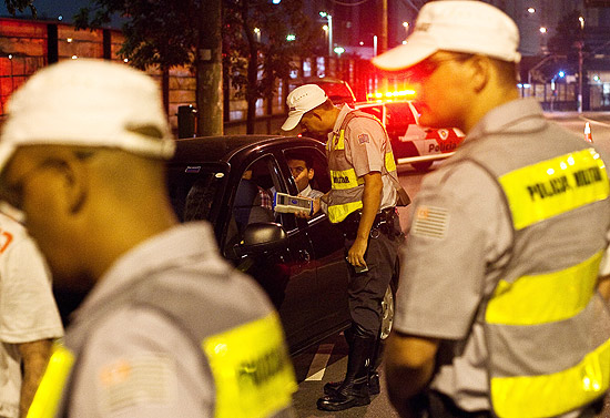 Polícia Militar faz blitz da lei seca na zona oeste de São Paulo; regras para os motoristas ficou mais rígida