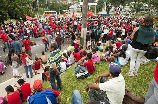 Integrantes do MTST protestam próximo ao Palácio dos Bandeirantes; veja fotos