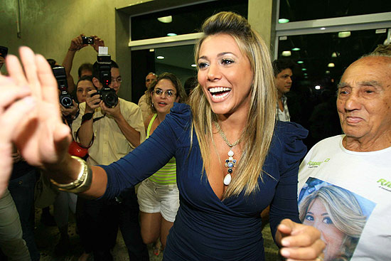 Segunda colocada no Big Brother Brasil 12, Fabiana Teixeira é recebida por familiares e amigos em Ribeirão Preto