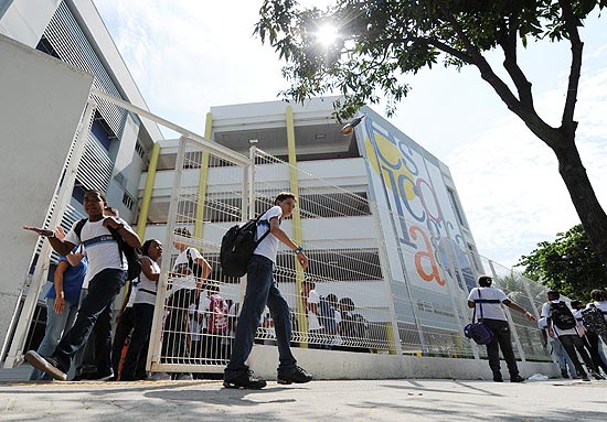Estudantes deixam a escola municipal Tasso da Silveira, em Realengo, zona oeste do Rio de Janeiro