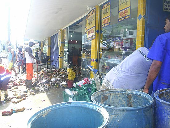 Moradores e comerciantes de Terespolis fazem limpeza aps as enchentes causadas pelas chuva