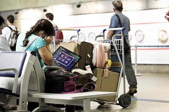Passageira usa notebook no aeroporto de Cumbica, em Guarulhos (SP); turistas esto cada vez mais conectados