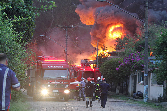 Bombeiros combatem incndio em fbrica de produtos qumicos em Itaquaquecetuba, Grande SP