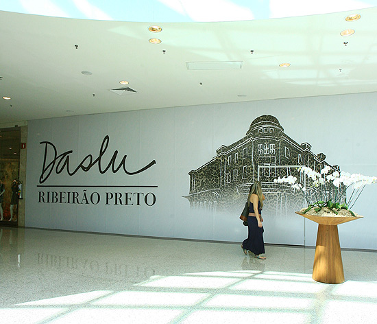 Consumidora do Ribeiro Shopping passa em frente ao local onde ser a loja Daslu na cidade, a primeira do interior