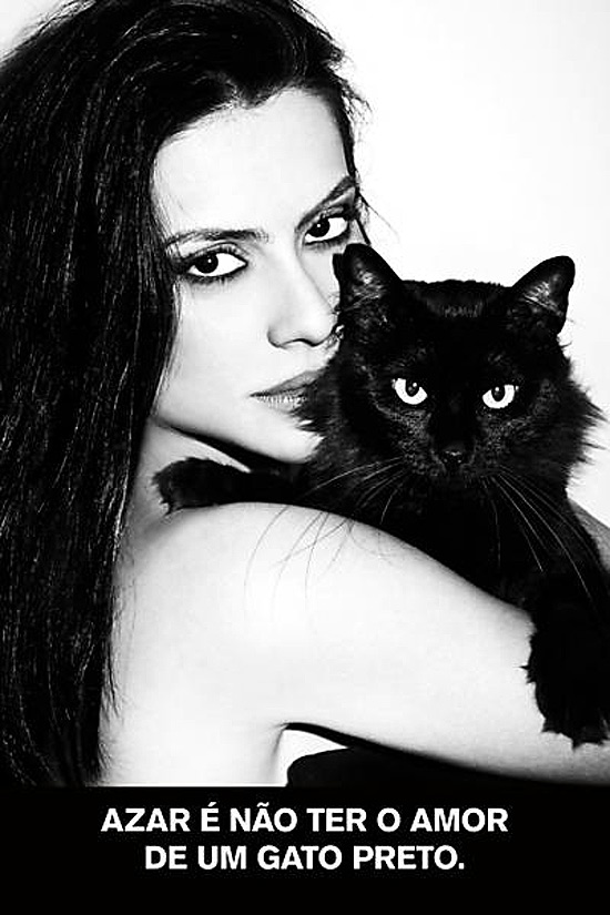 Foto da atriz Cléo Pires com gato pode ser vista na exposição "Ampara Animal" em shopping de SP
