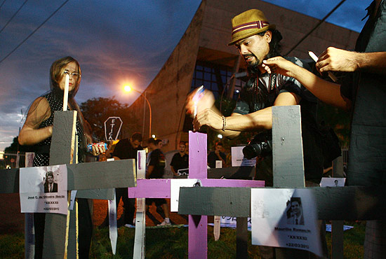 Manifestantes fazem protesto simbolizando o "enterro da ética" na política de Ribeirão em frente à Câmara