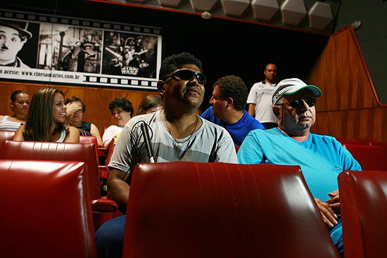 José Roberto (de cinza) e João Bernardo (de azul), durante a exibição de filme para deficientes visuais, em São Carlos