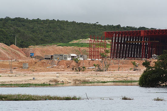 Obras da empresa Amazon Aço na margem direita do encontro dos rios Negro e Solimões, em Manaus.
