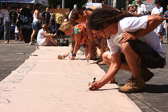 Pessoas escrevem mensagens de protesto contra o aumento salarial dos vereadores de Ribeiro