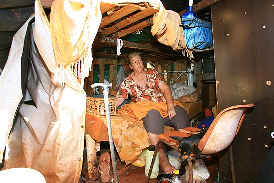 Marilda Maria Bertochi, 69, no barraco onde vive no Campos Elíseos, em Ribeirão Preto