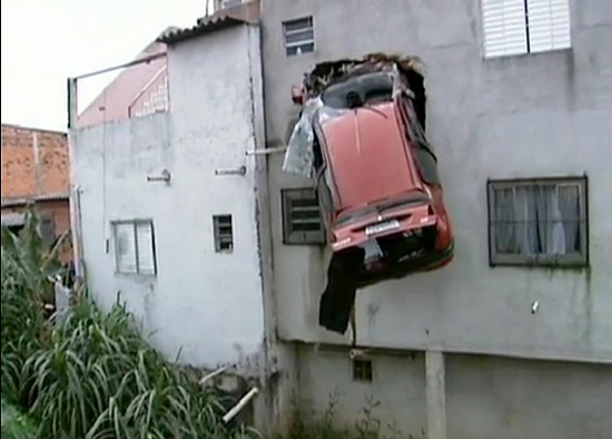 Motorista perde controle e carro passa por córrego e invade segundo andar de casa na zona leste de São Paulo