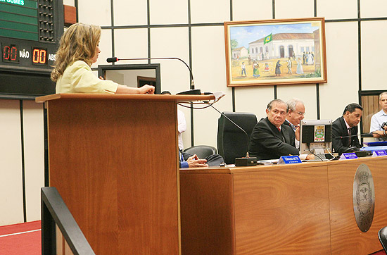A vereadora Silvana Resende (à esq.) e o presidente da Câmara, Cícero Gomes, durante bate-boca