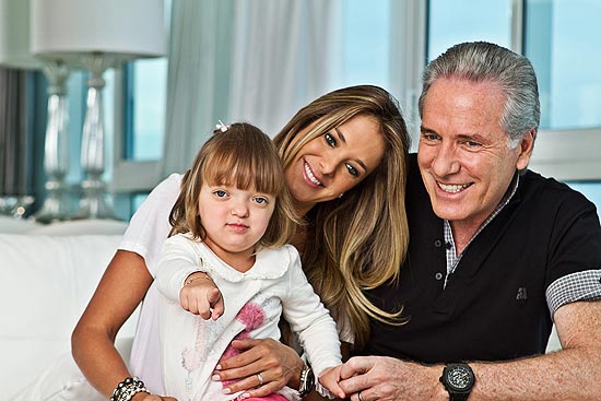 Roberto Justus (dir.), com a mulher, Ticiane Pinheiro e a filha do casal, Rafaella, de dois anos