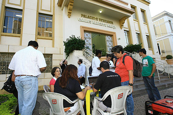 Integrantes do movimento Reage Araraquara coletam assinaturas em frente  Cmara da cidade