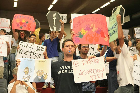 Manifestantes fazem protesto em 2012 durante sesso da Cmara de Ribeiro, que recuou aps vrios atos