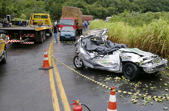 Carro da TV Bandeirante fica destruído após acidente na rodovia RS-122, na serra gaúcha