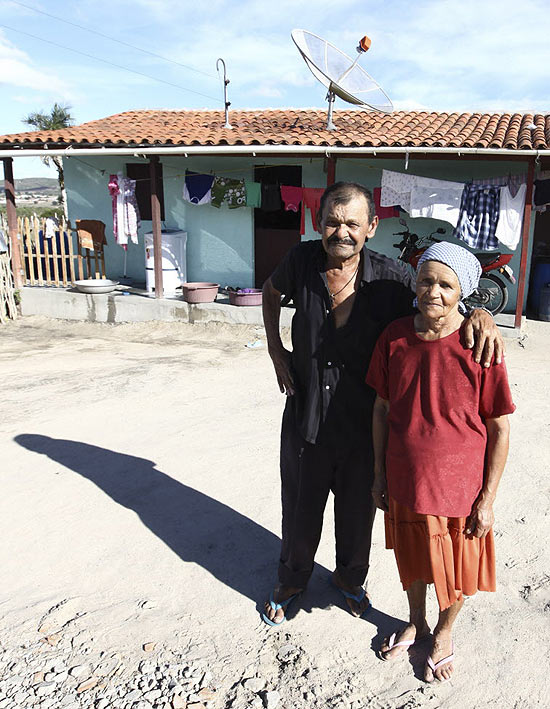 Serafim Raimundo Silva, 76, e sua mulher em seu stio que tem parablica e mquina de lavar em Pernambuco