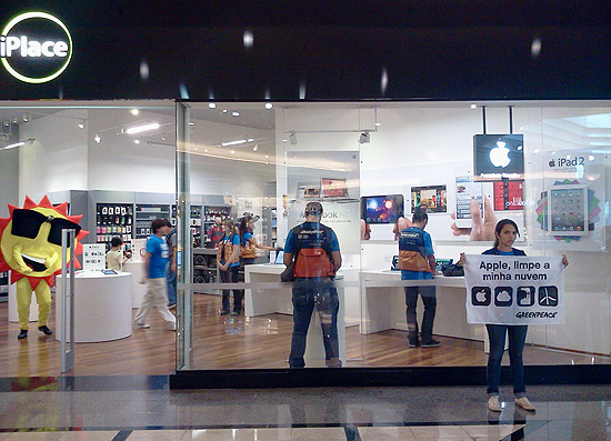 Ao do Greenpeace no Shopping Eldorado em frente  loja da Apple 