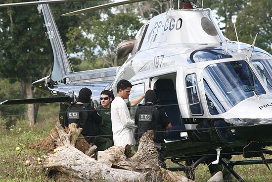 Policiais embarcam suspeito de chacina em Goiás; helicóptero caiu pouco depois 