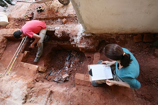 A arqueloga Patricia Fischer (de verde) monitora escavao realizada em escola de Araraquara
