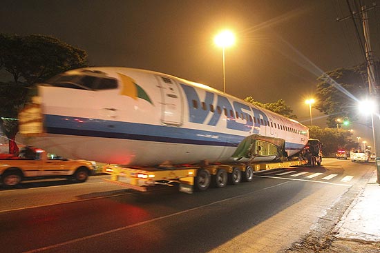 Avião Boeing 737-200 da Vasp sendo retirado do aeroporto de Congonhas; viagem será retomada na noite desta sexta