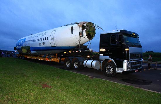 Carcaça de Boeing da rodovia Washington Luís, em Araraquara; viagem durou aproximadamente 42 horas