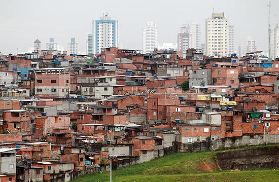 Casas da favela de Heliópolis, na zona sul de São Paulo, cidade onde imóveis são considerados caros