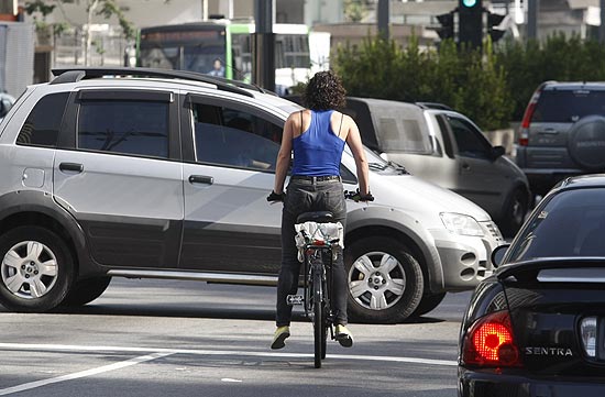 Ciclistas trafegam na av. Paulista em maio a carros e nibus. Desrespeito a ciclistas ser multado a partir de hoje