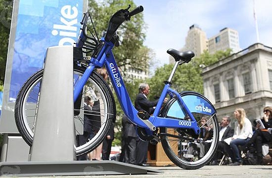Modelo da bicicleta que ser disponibilizada por programa da Prefeitura de Nova York, na apresentao ao pblico