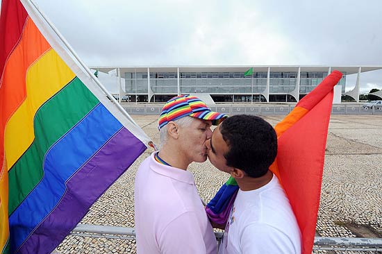 Casal gay na praça dos Três Poderes, em Brasília, participam de ato contra a homofobia