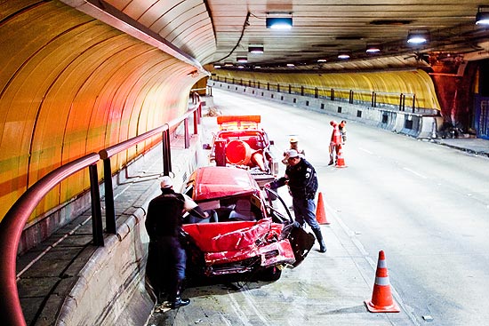 Motorista fica gravemente ferido após se envolver em acidente no túnel Jânio Quadros, em São Paulo