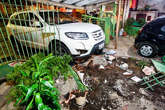 Hyundai invade quintal de estabelecimento comercial na zona sul de SP; condutor aparentava estar embriagado